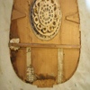Interno della tavola armonica con segni di un precedente restauro ottocentesto con carta stampata per il rinforzo